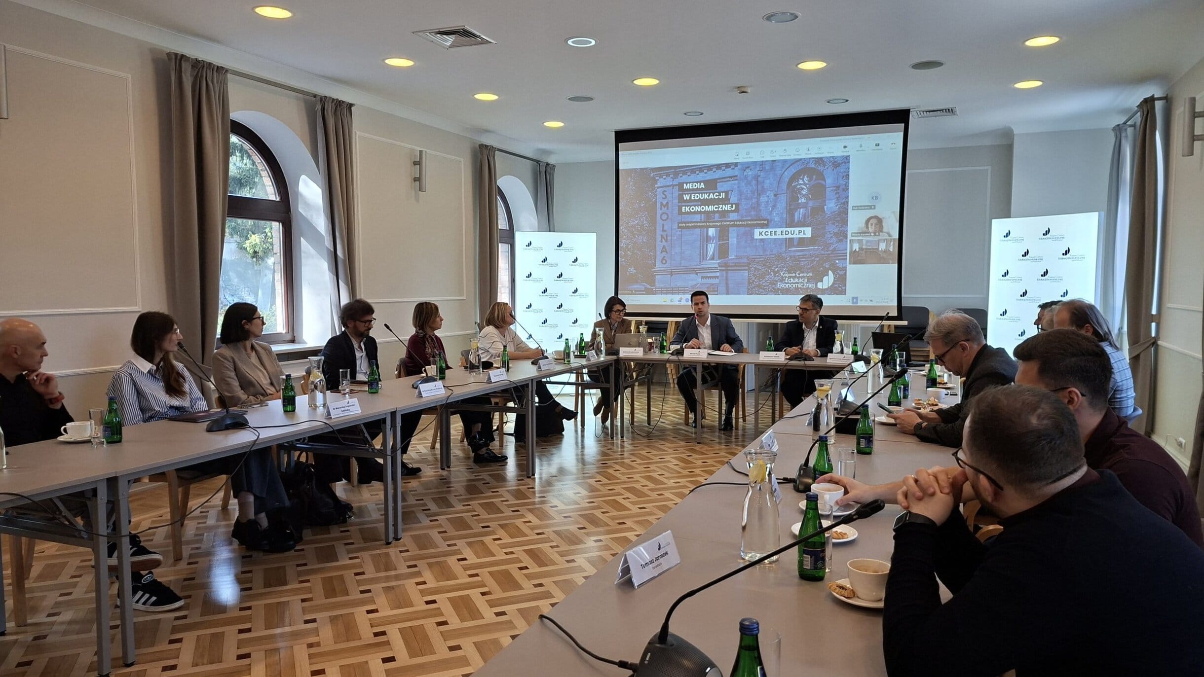 Uczestnicy dyskusji podczas spotkania zespołu ds. mediów KCEE w sali konferencyjnej.