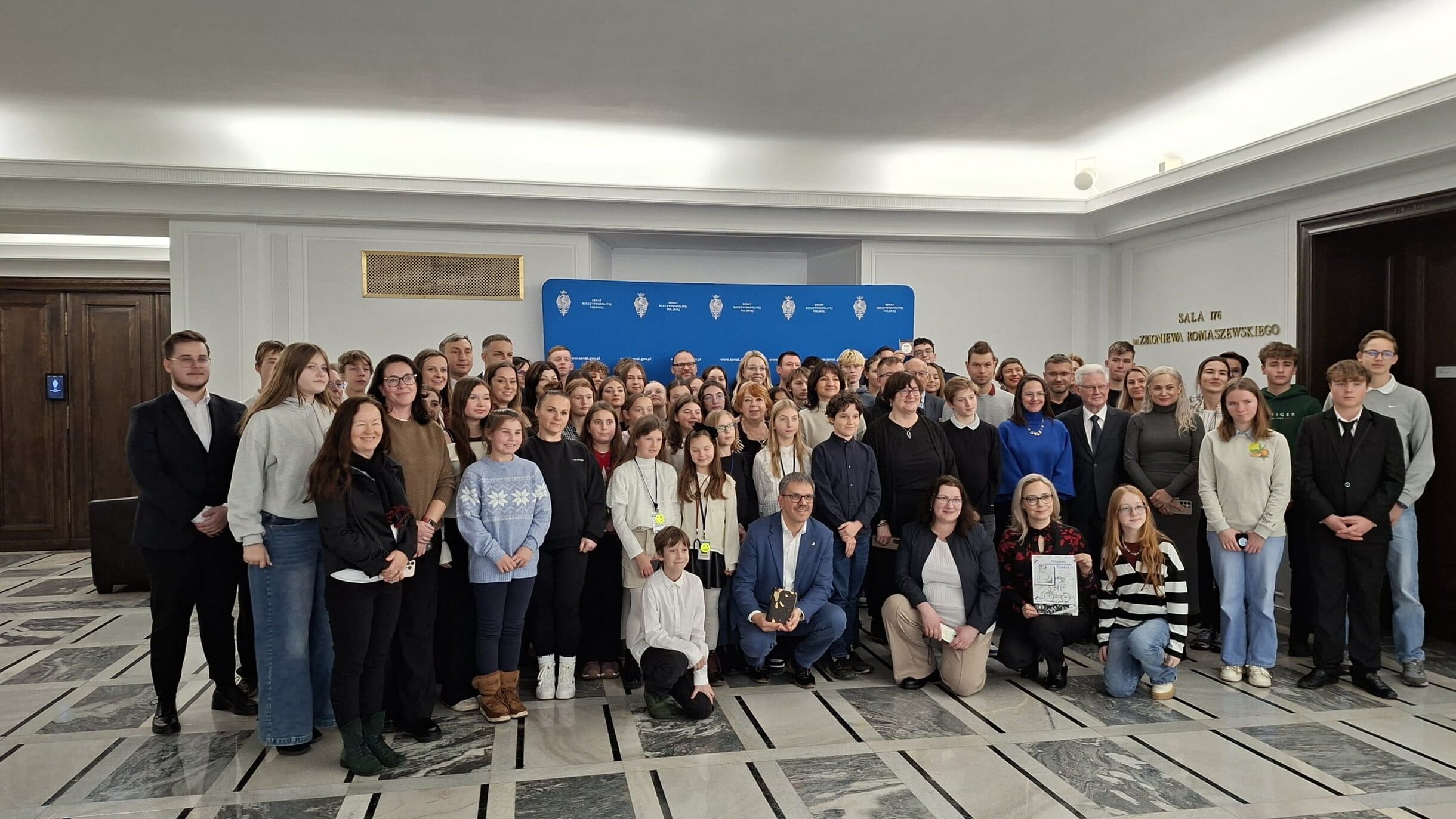 Grupa uczestników Polonijnej Akademii Przedsiębiorczości podczas szkolenia ekonomicznego.