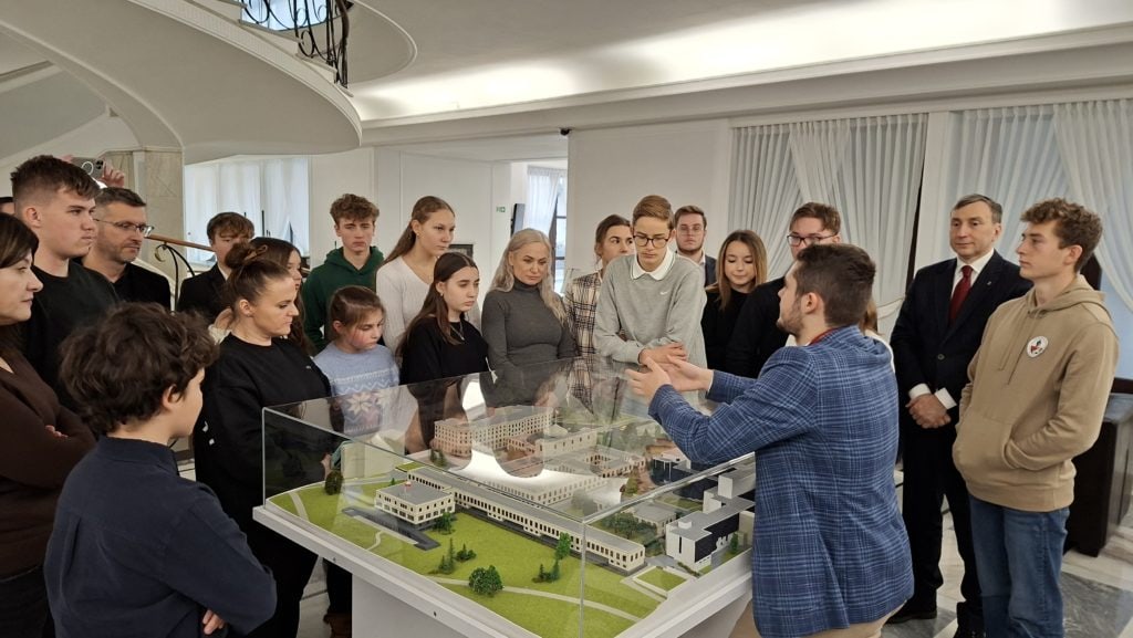 Nowoczesna prezentacja modelu edukacyjnego podczas Polonijnej Akademii Przedsiębiorczości dla ucznió.