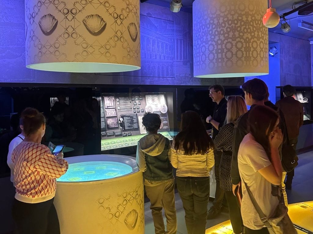 Wirtualna nauka ekonomii i przedsiębiorczości podczas Polonijnej Akademii Przedsiębiorczości.