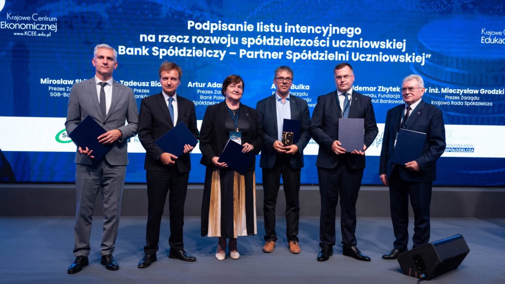Przedsiębiorczość zaczyna się w szkole. Bank Spółdzielczy – Partner Spółdzielni Uczniowskiej. Uczniowie zyskają więcej możliwości, by przedsiębiorczości i odpowiedzialności finansowej uczyć się w praktyce. 16 września podczas Forum Liderów Banków Spółdzielczych 2026 podpisano list intencyjny „Bank Spółdzielczy – Partner Spółdzielni Uczniowskiej”, którego celem jest rozwój i popularyzacja spółdzielni uczniowskich. W imieniu Sygnatariuszy list intencyjny podpisali: Artur Adamczyk – Prezes Zarządu Banku Polskiej Spółdzielczości S.A.; Anna Bulka – Prezes Zarządu Fundacji Rozwoju Spółdzielczości Uczniowskiej; dr Tadeusz Białek – Prezes Związku Banków Polskich; dr inż. Mieczysław Grodzki – Prezes Zarządu Krajowej Rady Spółdzielczej; Mirosław Skiba – Prezes Zarządu SGB-Banku S.A.; oraz Waldemar Zbytek – Prezes Zarządu Fundacji Warszawski Instytut Bankowości i Przewodniczący Krajowego Centrum Edukacji Ekonomicznej.