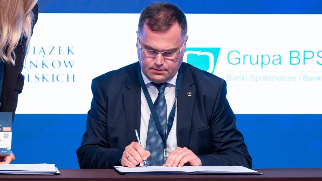 Przedsiębiorczość zaczyna się w szkole. Bank Spółdzielczy – Partner Spółdzielni Uczniowskiej. Uczniowie zyskają więcej możliwości, by przedsiębiorczości i odpowiedzialności finansowej uczyć się w praktyce. 16 września podczas Forum Liderów Banków Spółdzielczych 2026 podpisano list intencyjny „Bank Spółdzielczy – Partner Spółdzielni Uczniowskiej”, którego celem jest rozwój i popularyzacja spółdzielni uczniowskich. dr Tadeusz Białek – Prezes Związku Banków Polskich