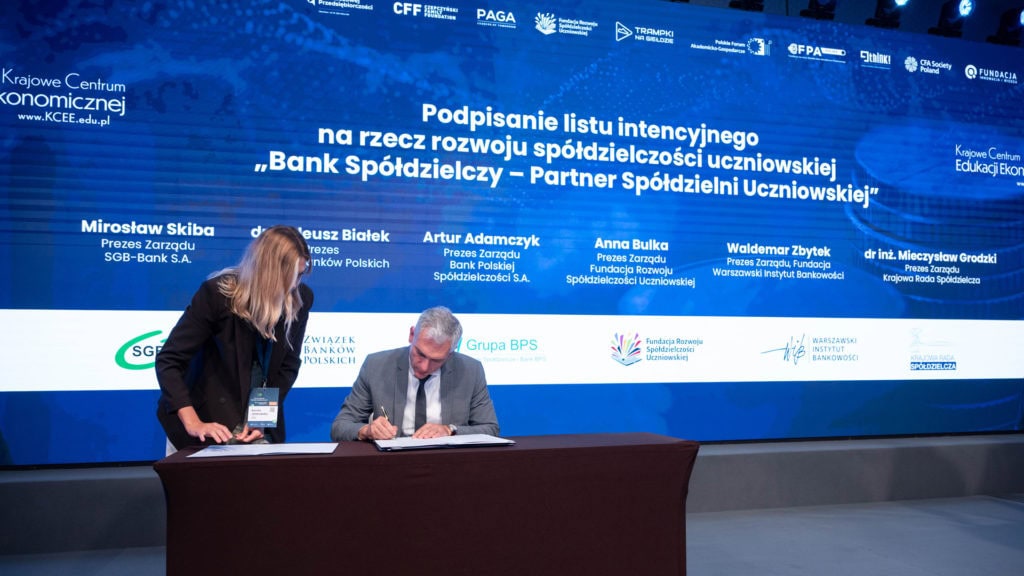 Przedsiębiorczość zaczyna się w szkole. Bank Spółdzielczy – Partner Spółdzielni Uczniowskiej. Uczniowie zyskają więcej możliwości, by przedsiębiorczości i odpowiedzialności finansowej uczyć się w praktyce. 16 września podczas Forum Liderów Banków Spółdzielczych 2026 podpisano list intencyjny „Bank Spółdzielczy – Partner Spółdzielni Uczniowskiej”, którego celem jest rozwój i popularyzacja spółdzielni uczniowskich. Artur Adamczyk – Prezes Zarządu Banku Polskiej Spółdzielczości S.A.