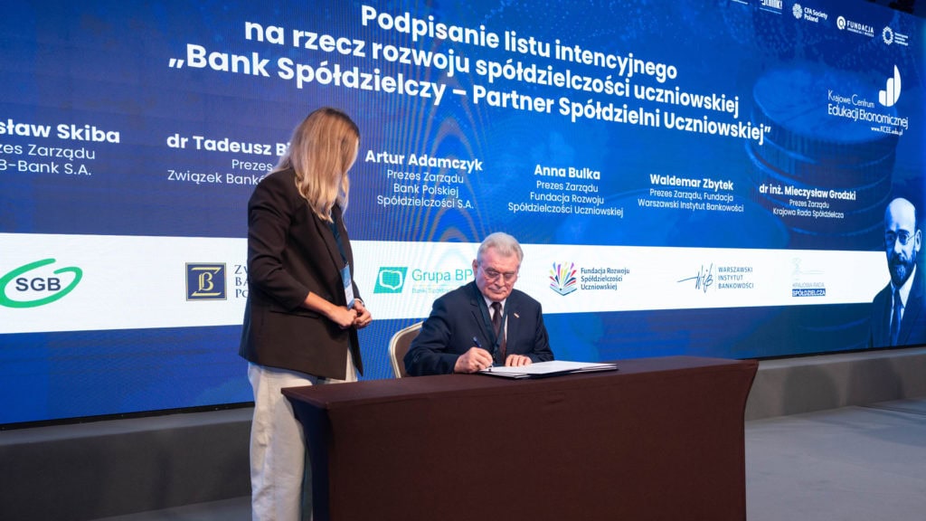 Przedsiębiorczość zaczyna się w szkole. Bank Spółdzielczy – Partner Spółdzielni Uczniowskiej. Uczniowie zyskają więcej możliwości, by przedsiębiorczości i odpowiedzialności finansowej uczyć się w praktyce. 16 września podczas Forum Liderów Banków Spółdzielczych 2026 podpisano list intencyjny „Bank Spółdzielczy – Partner Spółdzielni Uczniowskiej”, którego celem jest rozwój i popularyzacja spółdzielni uczniowskich. dr inż. Mieczysław Grodzki – Prezes Zarządu Krajowej Rady Spółdzielczej