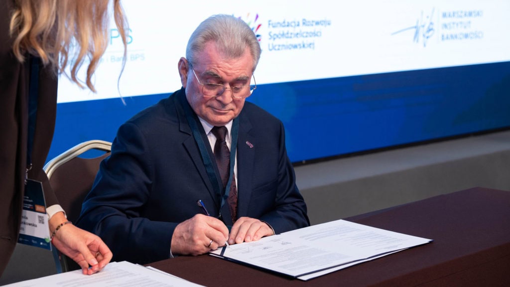 Przedsiębiorczość zaczyna się w szkole. Bank Spółdzielczy – Partner Spółdzielni Uczniowskiej. Uczniowie zyskają więcej możliwości, by przedsiębiorczości i odpowiedzialności finansowej uczyć się w praktyce. 16 września podczas Forum Liderów Banków Spółdzielczych 2026 podpisano list intencyjny „Bank Spółdzielczy – Partner Spółdzielni Uczniowskiej”, którego celem jest rozwój i popularyzacja spółdzielni uczniowskich. dr inż. Mieczysław Grodzki – Prezes Zarządu Krajowej Rady Spółdzielczej