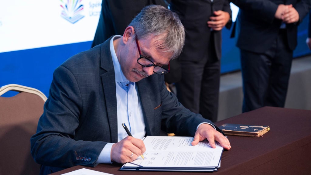 Przedsiębiorczość zaczyna się w szkole. Bank Spółdzielczy – Partner Spółdzielni Uczniowskiej. Uczniowie zyskają więcej możliwości, by przedsiębiorczości i odpowiedzialności finansowej uczyć się w praktyce. 16 września podczas Forum Liderów Banków Spółdzielczych 2026 podpisano list intencyjny „Bank Spółdzielczy – Partner Spółdzielni Uczniowskiej”, którego celem jest rozwój i popularyzacja spółdzielni uczniowskich. Waldemar Zbytek – Prezes Zarządu Fundacji Warszawski Instytut Bankowości i Przewodniczący Krajowego Centrum Edukacji Ekonomicznej