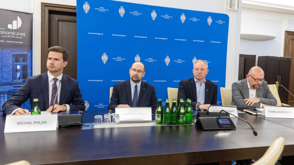 Edukacja ekonomiczna w Polsce – wczoraj, dziś, jutro. Od Roku Edukacji Ekonomicznej do działań systemowych. Spotkanie było okazją do podsumowania efektów Roku Edukacji Ekonomicznej 2024, rozmowy o dalszym rozwoju systemowych działań edukacyjnych oraz roli mediów publicznych w upowszechnianiu wiedzy o finansach i gospodarce.